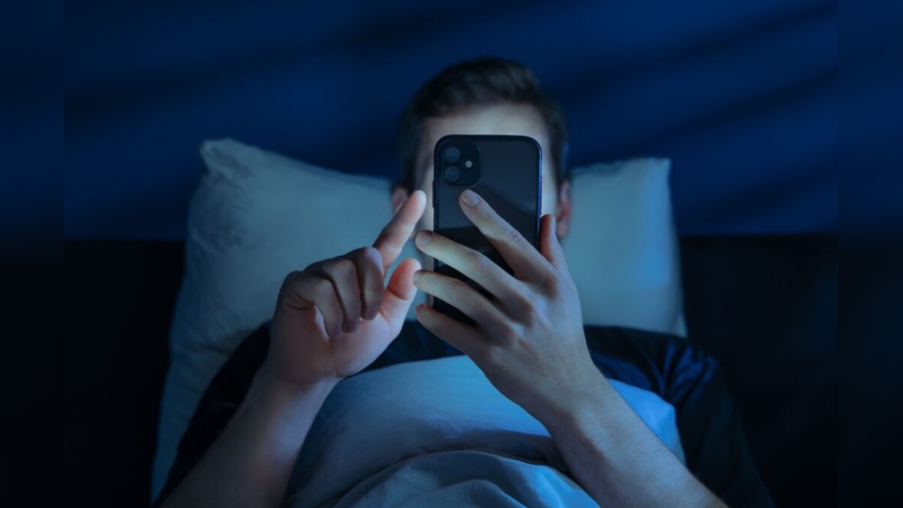 Why Do My Eyes Burn After Using Phone in Dark